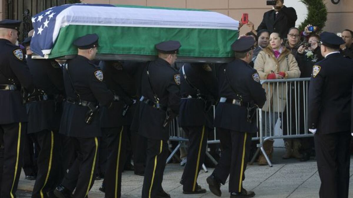 Miles de policías despiden a uno de los agentes asesinados en Nueva York