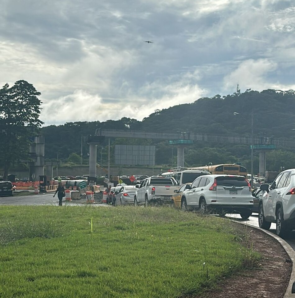 Tranque pesado en la vía Interamericana; MOP realiza reparaciones en el puente de las Américas