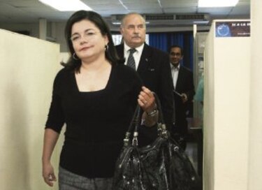 Cerco a dirigentes civiles
