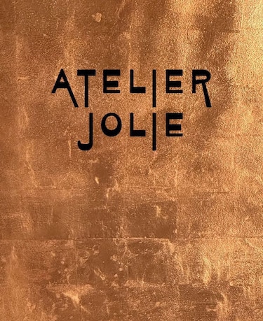 Angelina Jolie se lanza al diseño de moda sostenible con Atelier Jolie