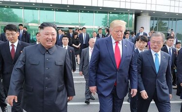 Reunión Trump-Kim fue resultado de 'imaginación asombrosa', dice Moon Jae-in