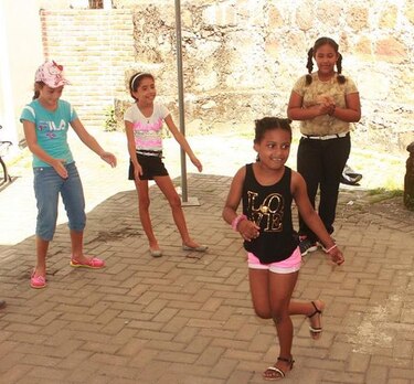 Taller de baile urbano contagia a niños en el Casco Antiguo