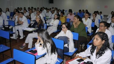 Asignan 117 plazas de médicos internos para el interior del país