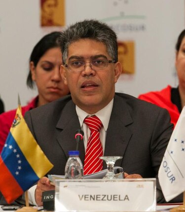 Venezuela pide a EU que se serene; niega presiones por caso Carvajal