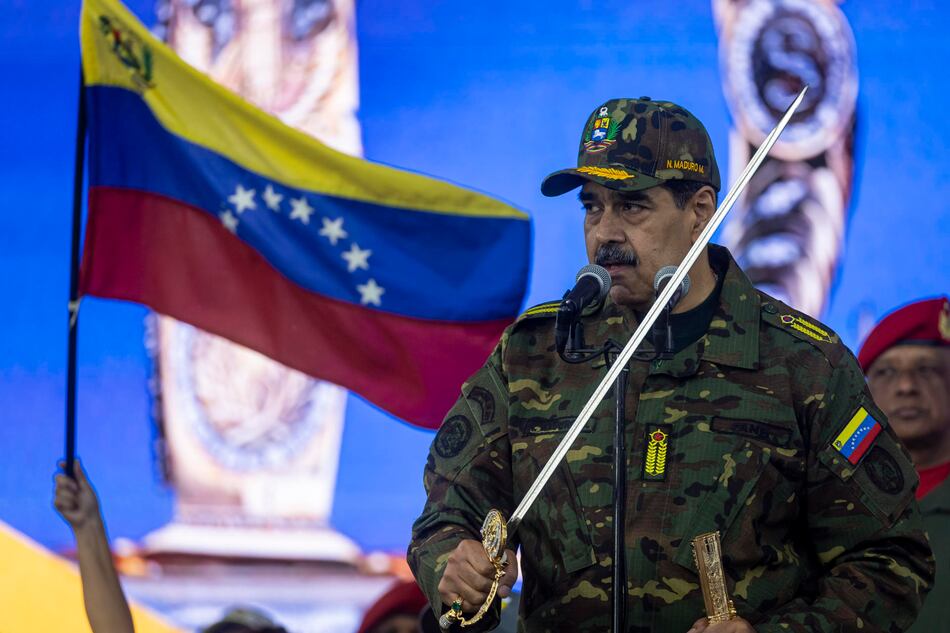Nicolás Maduro exhibe la espada de Simón Bolívar en marcha contra el ‘imperialismo’ en Caracas