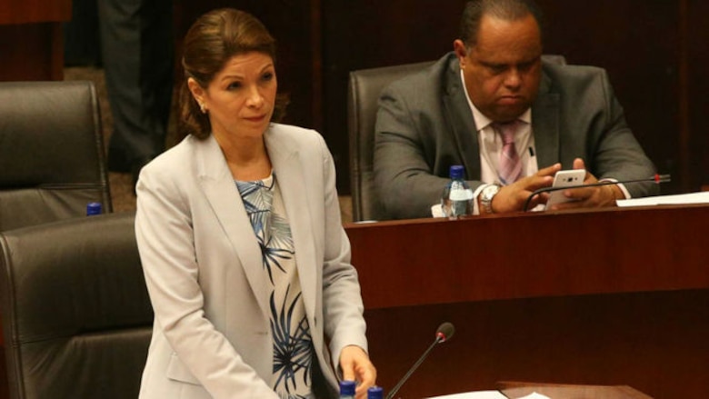 Suspenden hasta mañana el debate de contrataciones públicas