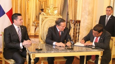Carlos Aguilar asume como ministro de Cultura