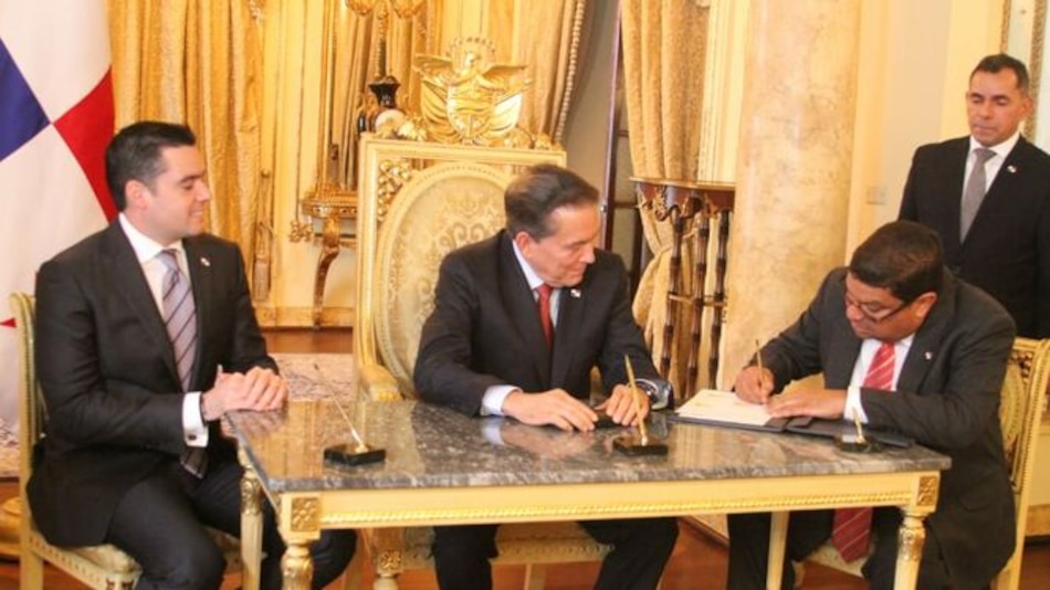 Carlos Aguilar asume como ministro de Cultura