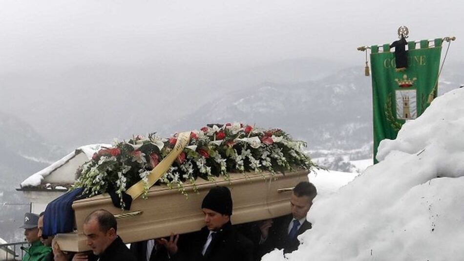 Suben a 14 los muertos por alud que arrasó hotel en Italia