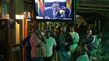 Presidente de Zimbabue se aferra al poder