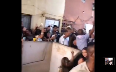 Policía acude a una fiesta de Año Nuevo en La Porqueriza; otro grupo de jóvenes festeja en yates fondeados