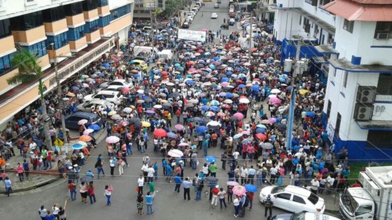 Docentes declaran huelga de 72 horas y abandonan la mesa de diálogo