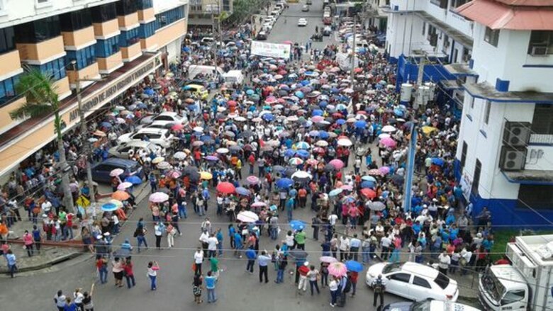 Docentes declaran huelga de 72 horas y abandonan la mesa de diálogo