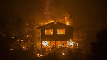 Los feroces incendios se extienden por el sur de California