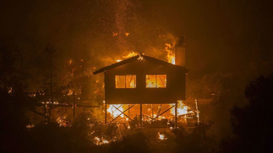 Los feroces incendios se extienden por el sur de California