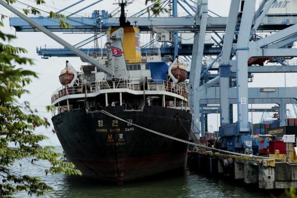 Buque norcoreano retenido con armas se enfrenta a sanción de la ACP