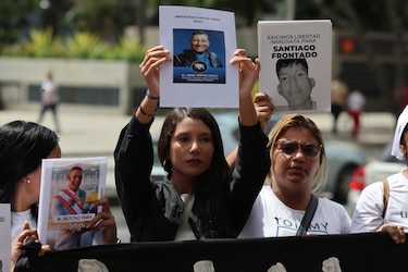 Familiares de detenidos tras comicios en Venezuela exigen ante Fiscalía más liberaciones