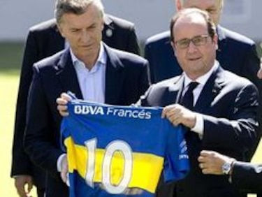 Hollande homenajea a víctimas de la dictadura argentina