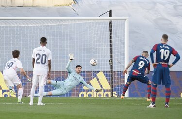 El Real Madrid cae y el título se aleja