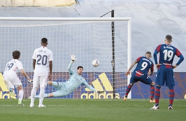 El Real Madrid cae y el título se aleja
