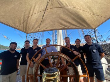 Stad Amsterdam: un barco, varias banderas, cientos de corazones