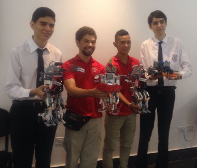 Cuatro panameños viajan a China a competencia de robótica