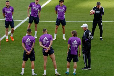 Ancelotti motiva a sus jugadores con una charla antes de la final de la Copa del Rey