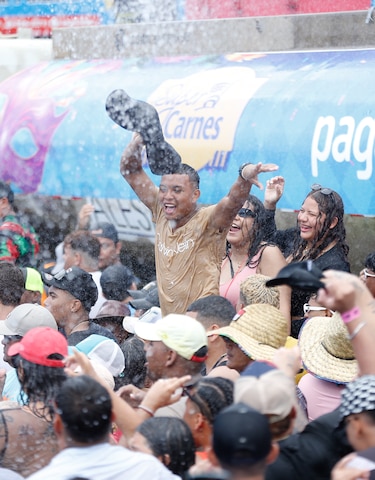Carnaval en Santiago: sol, agua y música marcan la tercera jornada de fiesta