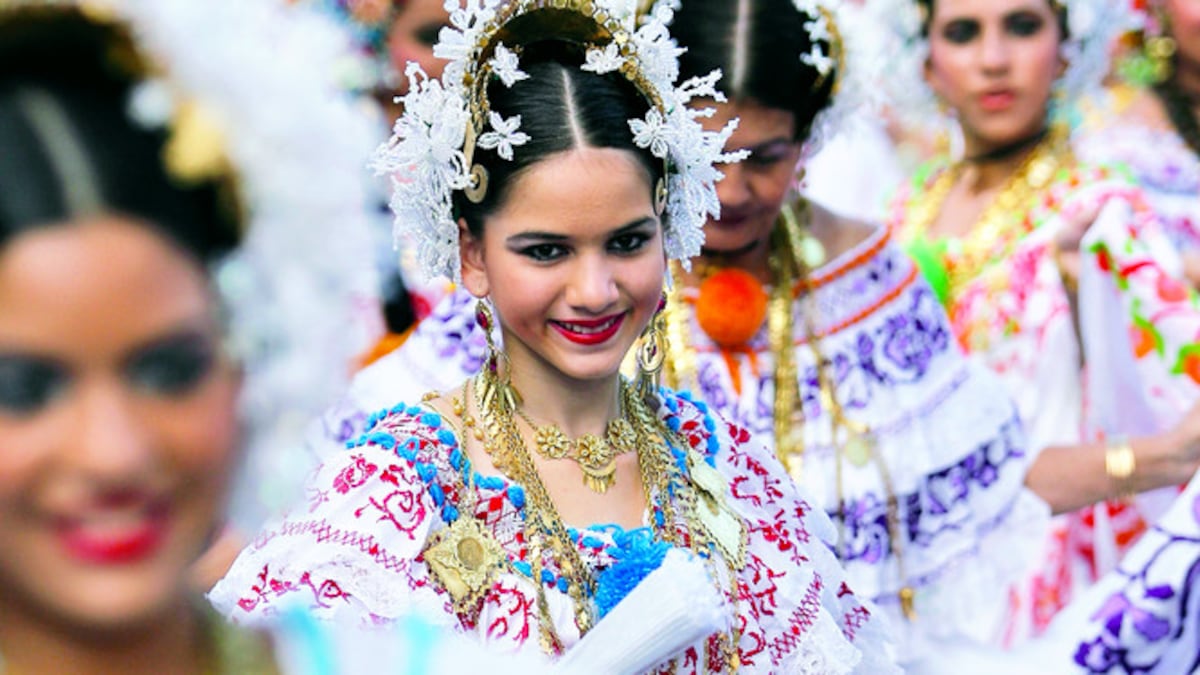 La pollera es sinónimo de elegancia y donaire femenino.