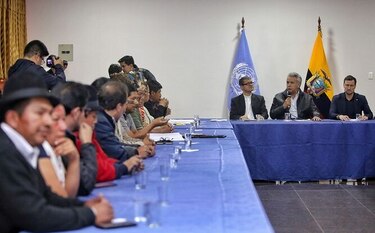 Moreno e indígenas negocian para resolver crisis en Ecuador;  piden destitución de dos ministros