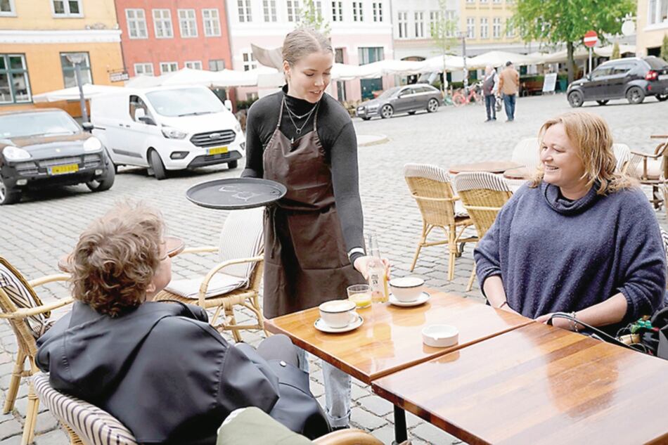 Cauto regreso a restaurantes y cafés por el coronavirus