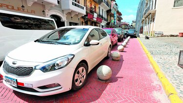 Aprueban multas para conductores que se estacionen mal