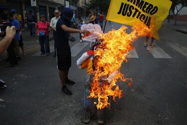 Manifestantes se enfrentan a la policía; queman efigies de Maduro en Venezuela