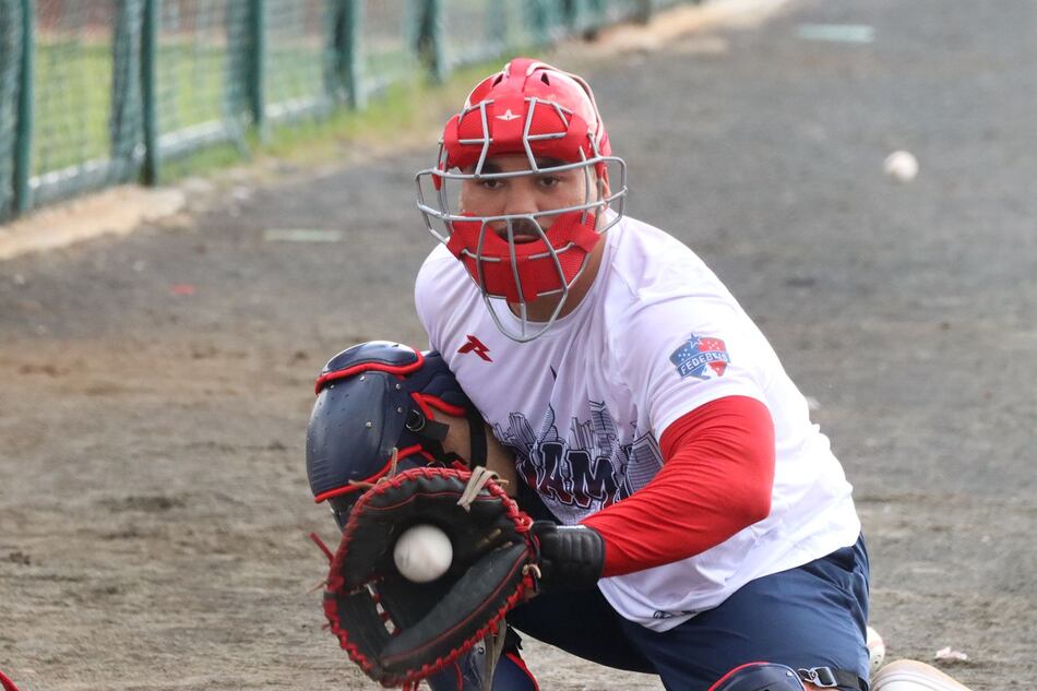 Leonardo Bernal es galardonado con el guante de oro como receptor