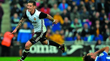 Valencia gana y sigue al acecho del Barça