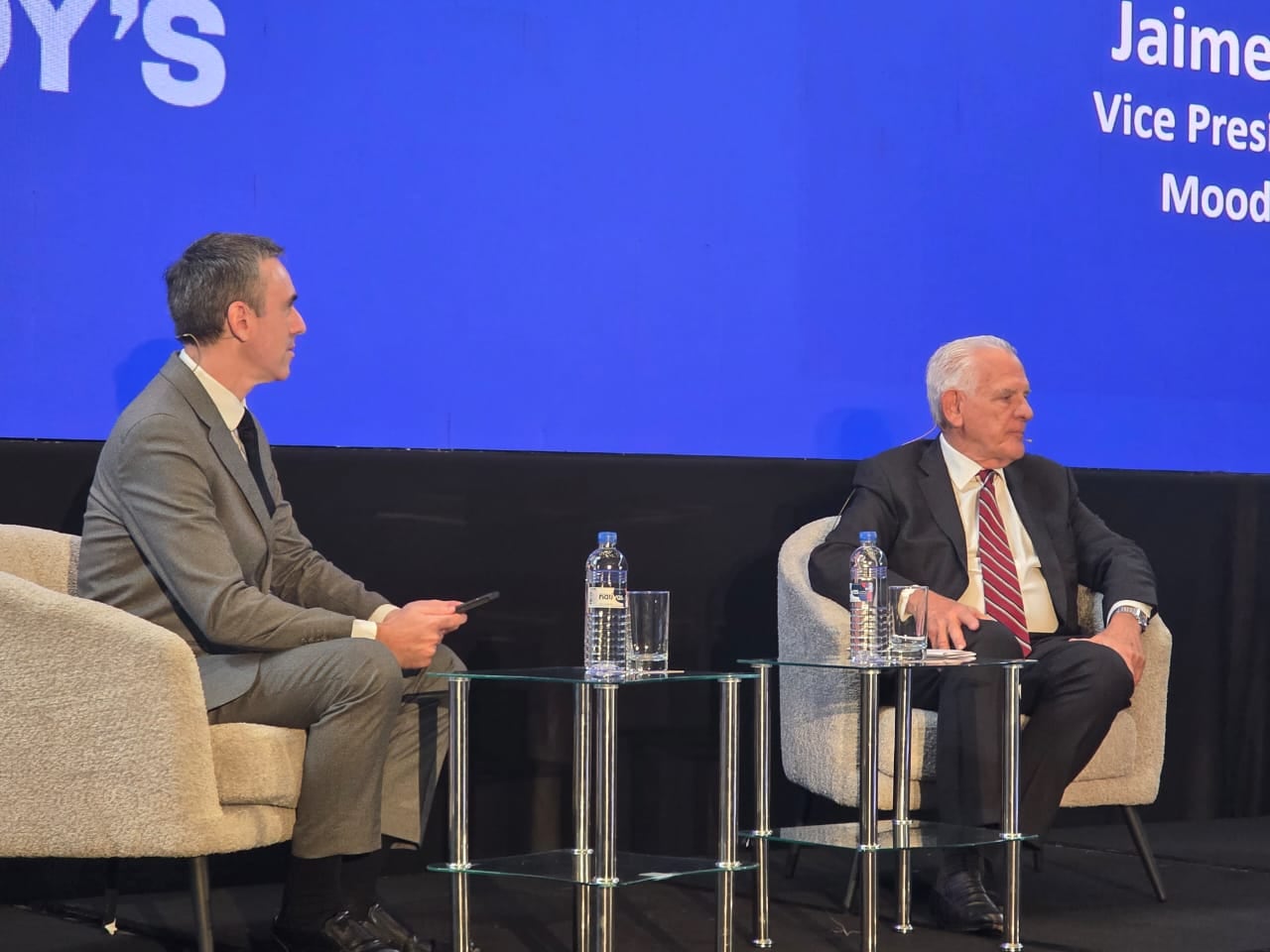 Jaime Reusche, vicepresidente del Grupo de Riesgo Soberano de Moody’s Ratings, junto al empresario panameño Stanley Motta, en el foro Moody's Inside Latam. LP/Katiuska Hernández