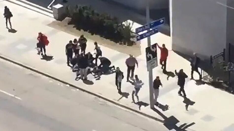 Una camioneta embiste a una decena de peatones en Toronto