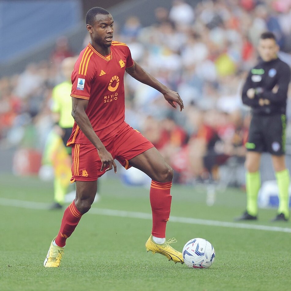 El defensa del Roma, Evan Ndacki, se desploma en el campo de juego y es trasladado a un hospital