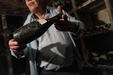 Una botella de vino cosecha 1774 alcanza en subasta 103 mil 700 euros