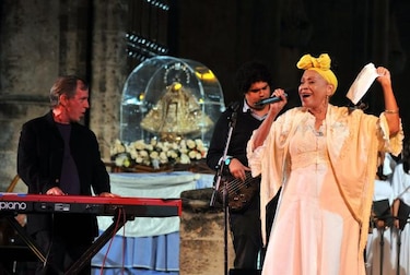 Gran Teatro de La Habana premia a cantante cubana Omara Portuondo