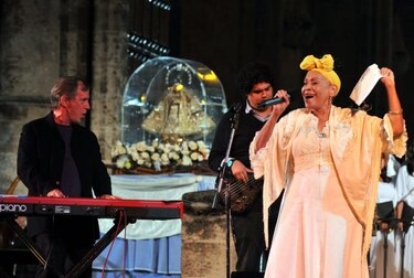 Gran Teatro de La Habana premia a cantante cubana Omara Portuondo