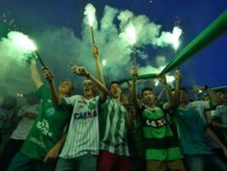 Homenajes al Chapecoense mientras estudian posible falta de combustible