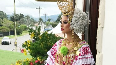 Rosa Montezuma viste por primera vez una pollera de gala