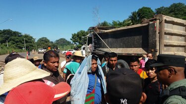 Indígenas cierran paño en vía Interamericana; Vicepresidenta llega a Tolé