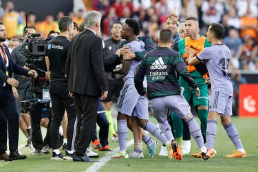 Ancelotti: ‘El partido debía haberse detenido por racismo hacia Vinícius’