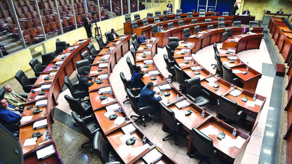 Gritos, insultos y reclamos en el pleno de la Asamblea
