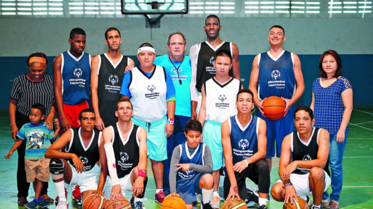 El entrenador enseña a los jugadores los secretos del baloncesto los sábados en la cancha del gimnasio Gringo De La Guardia.