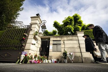 Fans de Tina Turner homenajean con flores y velas a la reina del rock 