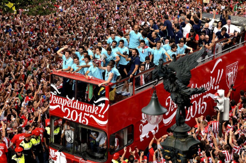 Una marea rojiblanca de personas homenajea al campeón de la Supercopa