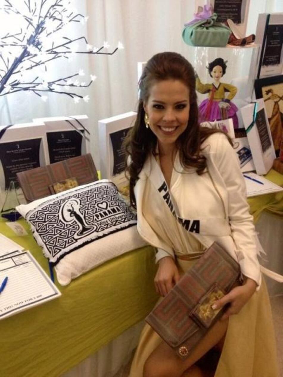 Vander Werf dona cartera para la subasta de Miss Universo